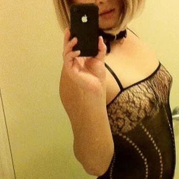 sexdate met shemale Dol-op-strakke-lingerie